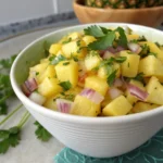 Salsa de piña casera fresca con piña, cilantro, cebolla y chile jalapeño