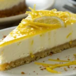 Cheesecake Citron Sans Cuisson garni de zestes de citron et de feuilles de menthe