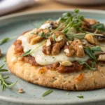 Assiette de cookies salés apéritif gourmand garnis de graines et herbes fraîches