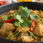 Poulet vietnamien aromatique doré et croustillant, garni de coriandre et oignons verts, servi avec du riz jasmin