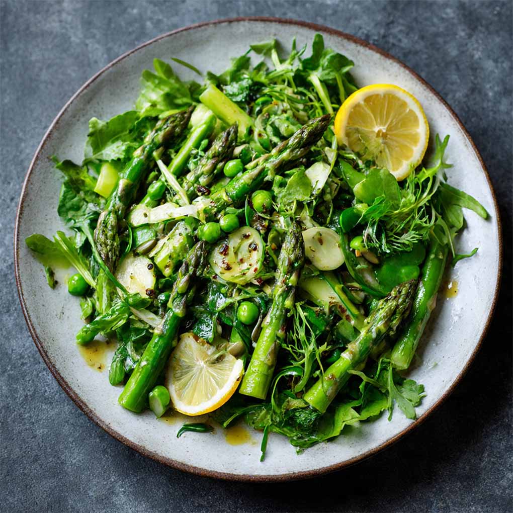 Dieser Spargelsalat mit grünem Gemüse kombiniert knackigen grünen Spargel, frisches Blattgemüse, Erbsen und Frühlingszwiebeln. Leicht mit Olivenöl und Zitronensaft angemacht, ist dieser gesunde Salat voller Vitamine und ideal für Frühling und Sommer.