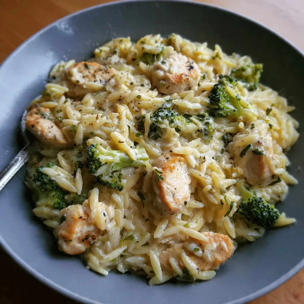Cremiges Hähnchen-Orzo mit Brokkoli Einfaches und gesundes Familienessen