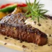Steak mit cremiger Pfeffersauce Saftiges Rindersteak mit würzigem Saucengenuss